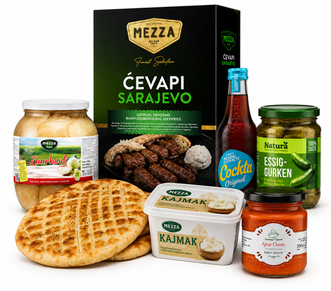 Gerechten Authentieke Balkan Ćevapčići met somun, kajmak en ajvar